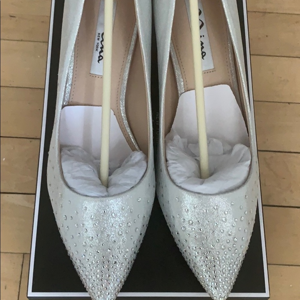 NWT nina silver kitten heels